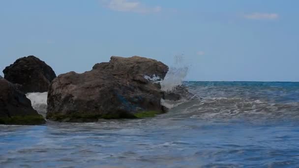 Playa de mar de piedra — Vídeo de stock