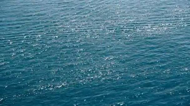 Ο ήσυχος καλοκαιρινός θάλασσα — Αρχείο Βίντεο