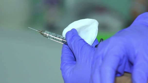 Dokter Hand Houd de injectiespuit — Stockvideo