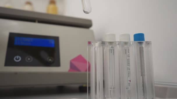 Testbuizen Worden Ingebracht Een Biochemische Analysator Door Een Laboratoriummedewerker — Stockvideo