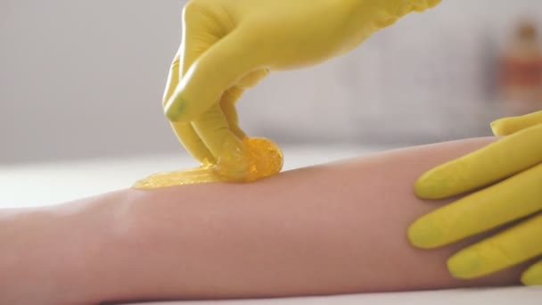 Kosmetikerin Beim Wachsen Des Frauenbeines Beauty Spa Prozedur Für Zitternde — Stockvideo