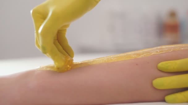 Schoonheidsspecialiste Die Het Been Van Een Vrouw Waxt Een Schoonheidssalon — Stockvideo