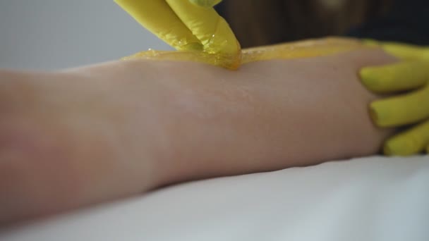 Güzellik Uzmanı Güzellik Merkezinde Kadının Bacağına Ağda Yapıyor Bacak Sallama — Stok video