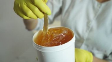 Karıştırıcı balmumu epilatörü. Depilatuar ürün.