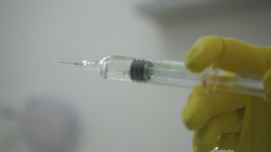 Şırıngalı doktor. Doktorun ellerinde tıbbi bir çözünürlük..