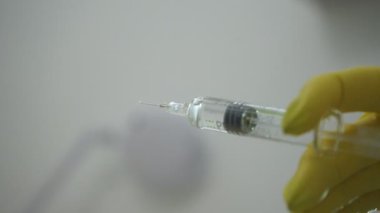 Şırıngalı doktor. Doktorun ellerinde tıbbi bir çözünürlük..