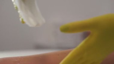 Güzellik uzmanı vücudunda lazer tüy aldırmak için bir yer hazırlıyor..