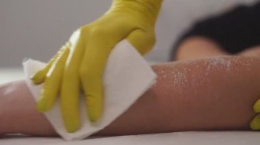 Güzellik uzmanı vücudunda lazer tüy aldırmak için bir yer hazırlıyor..