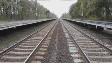 Demiryolu boyunca ağır çekim