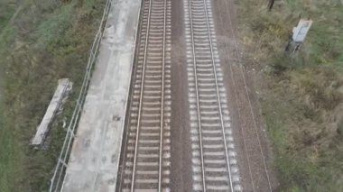 Demiryolu boyunca ağır çekim