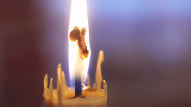 蜡蜡烛的温暖的火焰靠近了 在一个背景模糊的农村老房子里点燃的蜡蜡烛的火焰 — 图库视频影像