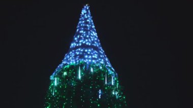 Noel ağacı süslemeleri. Noel ağacı ışıklarını kapat. Bir sürü Noel ağacı. Video canlandırmasını döndür