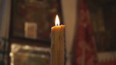 Bulanık arka planı olan eski bir kırsal evde mum alevi