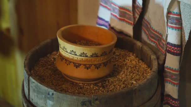 Сухие Зерна Пшеницы Выливаемые Старинную Деревенскую Чашу Приготовления Мучных Изделий — стоковое видео