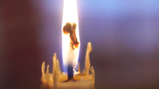 Chama Uma Vela Cera Acesa Uma Antiga Casa Rural Com — Vídeo de Stock