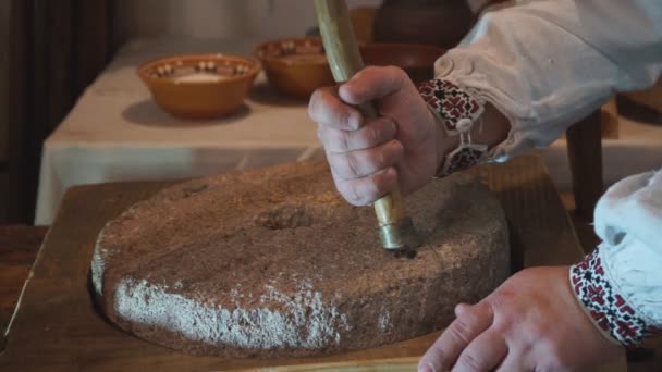 Die Alte Mühle Aus Quernstein Mit Getreide Der Mann Mahlt — Stockvideo