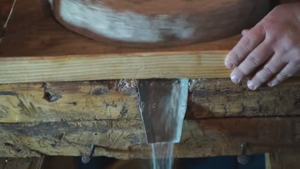 고대의 제재소에 곡식을 실었습니다 사람은 맷돌을 사용하여 곡식을 가루를 만듭니다 — 비디오