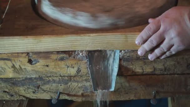 Die Alte Mühle Aus Quernstein Mit Getreide Der Mann Mahlt — Stockvideo