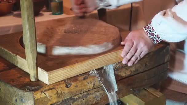 Eski Quern Taş Değirmeni Adam Bir Değirmen Taşının Yardımıyla Tahılı — Stok video