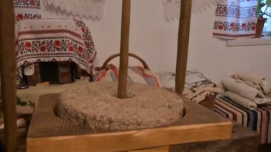 Eski bir ortaçağ el yapımı değirmen taşı değirmeni üzerinde öğütülmüş kuru mısır tohumu, eski Quern taş el değirmeni kuru mısır tohumu.