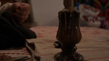 Yakın plan, bir adamın elleri iplik ve iğneyle eski giysileri dikiyor.