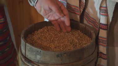 Tahta bir kâseye buğday kabuğu soy.