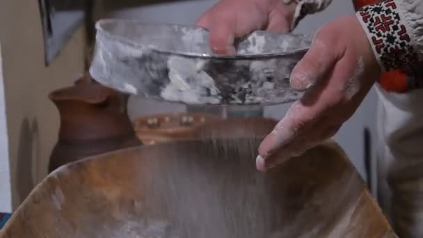 Piekarnia Przesiewa Mąkę Przez Sito Pieczenia Mieszając Składniki Drewnianej Misce — Wideo stockowe