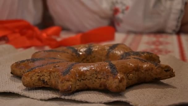 Man Bagare Lägger Bordet Söt Maträtt Pepparkakor Bakat Ugnen — Stockvideo