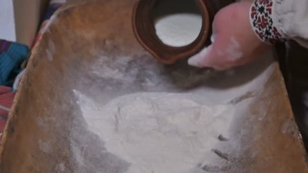 Une Ancienne Façon Faire Pain Campagne Homme Remuant Pâte Avec — Video