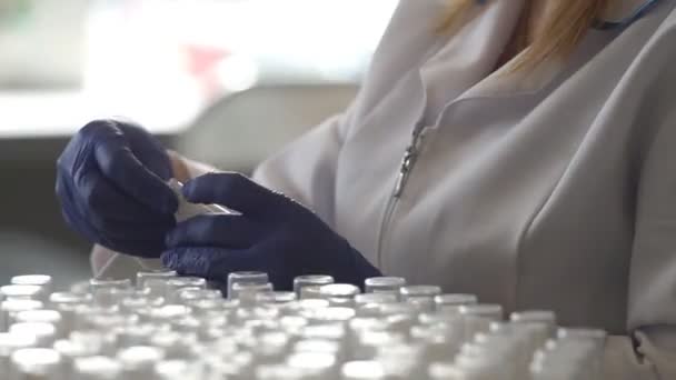 Apotheker Einem Pharmazeutischen Labor Klebt Mit Den Händen Ein Etikett — Stockvideo
