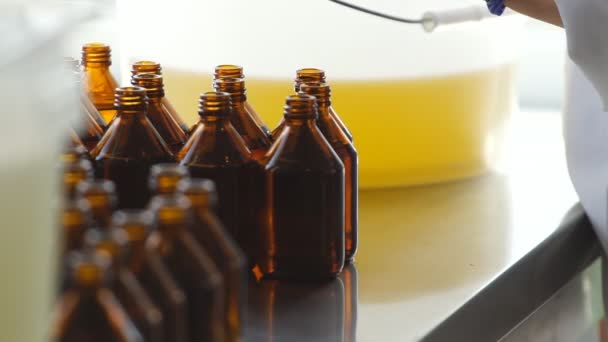 Vierta Aceite Curación Oro Pequeñas Botellas Producción Productos Médicos Respetuosos — Vídeo de stock