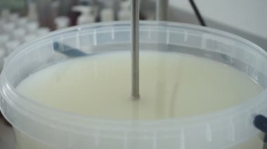Ellerin Kapanışı Vurucuya un Ekleme ve Karıştırma