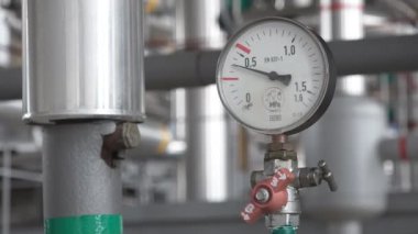 Merkezi ısıtma sistemlerinin büyük koridorlarına yerleştirilmiş ısıtıcı pompaları ve basınç sensörlerinin yapımları