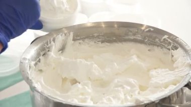 Elle doldurulmuş tıbbi krem. Bir ilaç fabrikası, bir işçi bir kavanoz krema dolduruyor. Tıbbi ürünler. Sağlık sektörü.