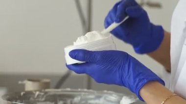 Elle doldurulmuş tıbbi krem. Bir ilaç fabrikası, bir işçi bir kavanoz krema dolduruyor. Tıbbi ürünler. Sağlık sektörü.