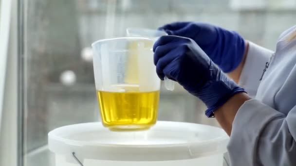 Vierta Aceite Curación Oro Pequeñas Botellas Producción Productos Médicos Respetuosos — Vídeo de stock