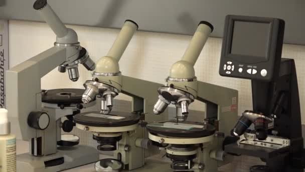 Microscope Dans Laboratoire Médical Pour Analyse Médicaments Dans Production Composants — Video