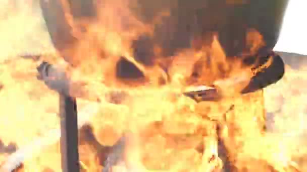 Μεγάλο Καζάνι Δυνατή Φωτιά Για Την Παρασκευή Μεγάλων Ποσοτήτων Ζεστού — Αρχείο Βίντεο