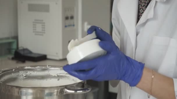 人工充填药膏 一个药厂 一个工人装满一罐奶油 医疗产品 保健行业 — 图库视频影像