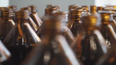 Küçük ilaç şişeleri ilaç kutusu. Beyaz kehribar kapaklı küçük kehribar şişelerin yakın çekim görüntüsü 