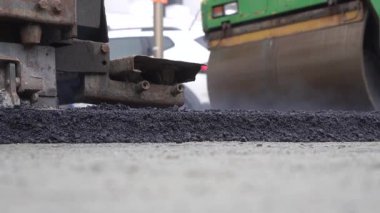 Asfalt kaldırım taşı kullanılarak asfalt yolların inşası