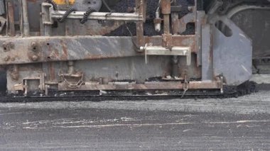 Asfalt kaldırım taşı kullanılarak asfalt yolların inşası