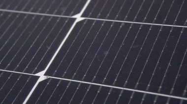 Yeşil bitki örtüsü ve çimlerle çevrili sıra sıra güneş çiftliklerinin insansız hava aracı.