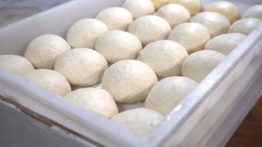 Un turtaları fırın tepsisine konur ve pişirilmeye hazırdır..