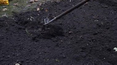 Ekmeden önce toprağı gevşetmek için bir el aleti..