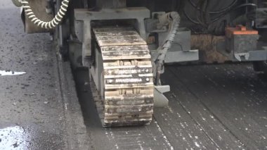 İz sürme makinesini, asfalt kaldırımını ya da yol değirmeni makinesini kapatın. Metal raylar ve hidrolik bileşenler ağır yol çalışması için tasarlanmıştır..