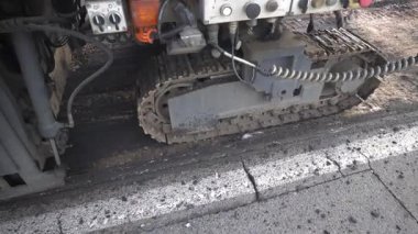 İz sürme makinesini, asfalt kaldırımını ya da yol değirmeni makinesini kapatın. Metal raylar ve hidrolik bileşenler ağır yol çalışması için tasarlanmıştır..