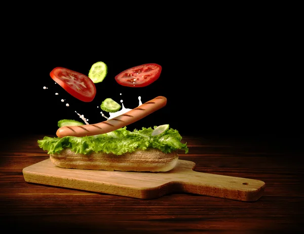 カリカリのパンに新鮮な野菜とソーセージのグリル滝します。 — ストック写真