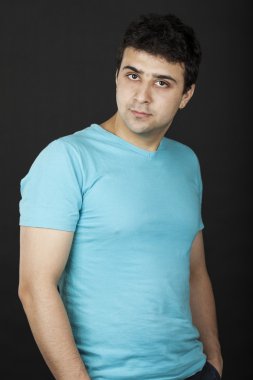 Mavi tişört, Beyaz delikanlı
