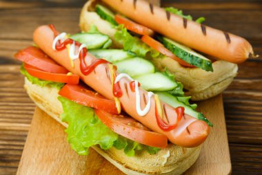 Taze sebze ile baharatlı hotdog